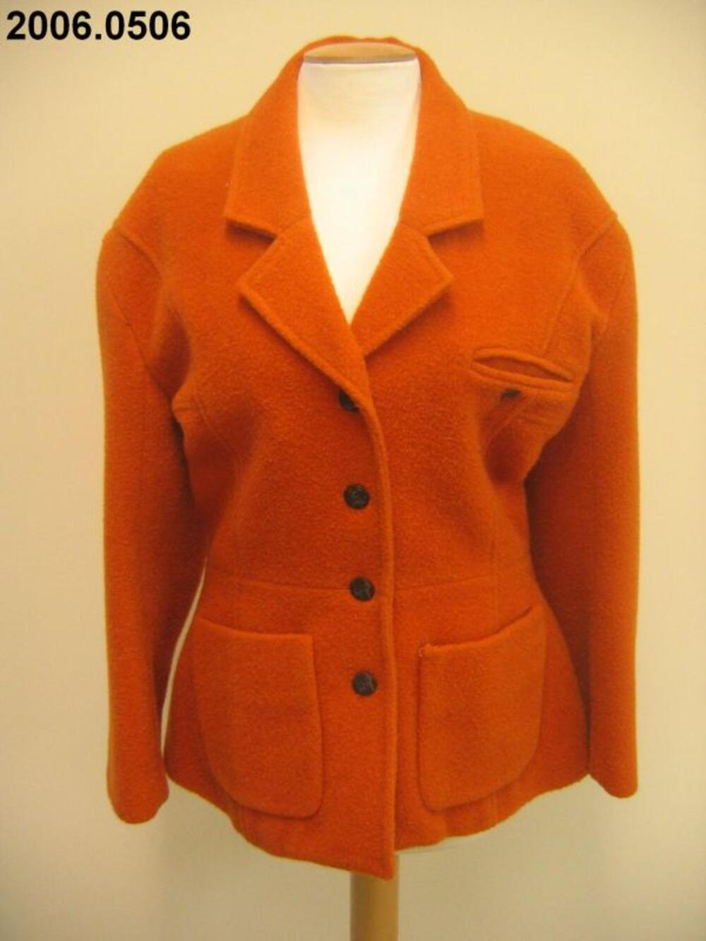 Korte jas in oranje wol