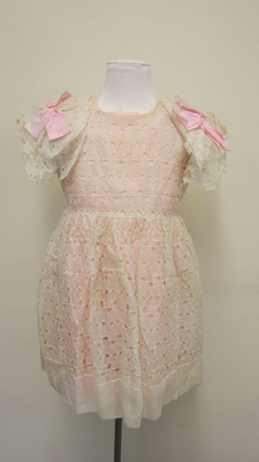 Ensemble bestaande uit jurk in ecru met roze onderjurk