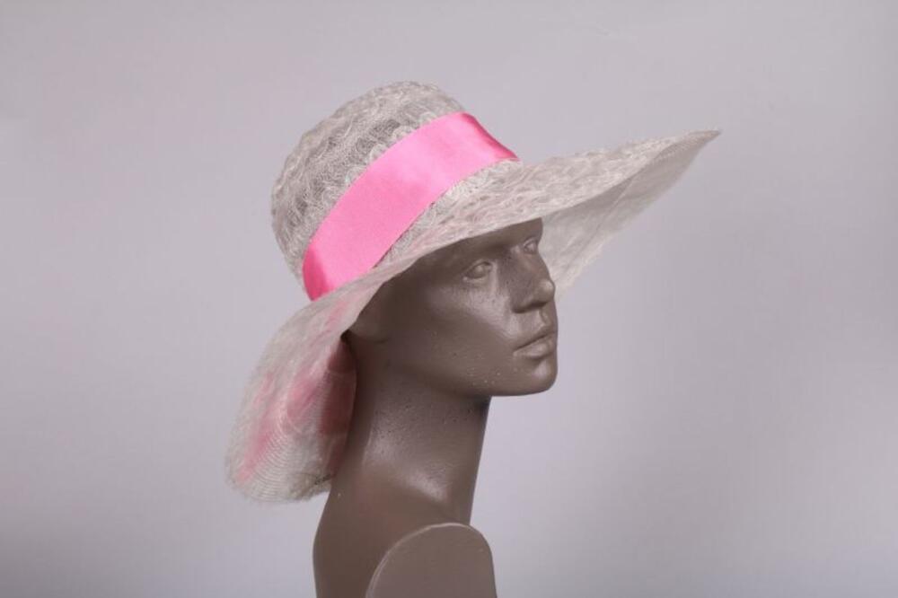 Hoed in doorzichtige nylon met roze strik