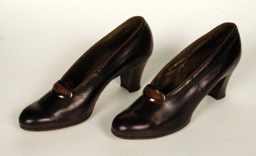 Schoenen in mauvekleurig leer met gespversiering