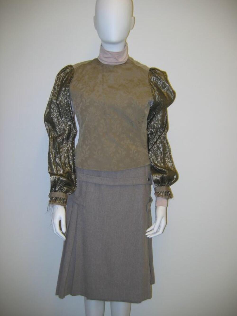 Ensemble bestaande uit blouse, coltrui en rok