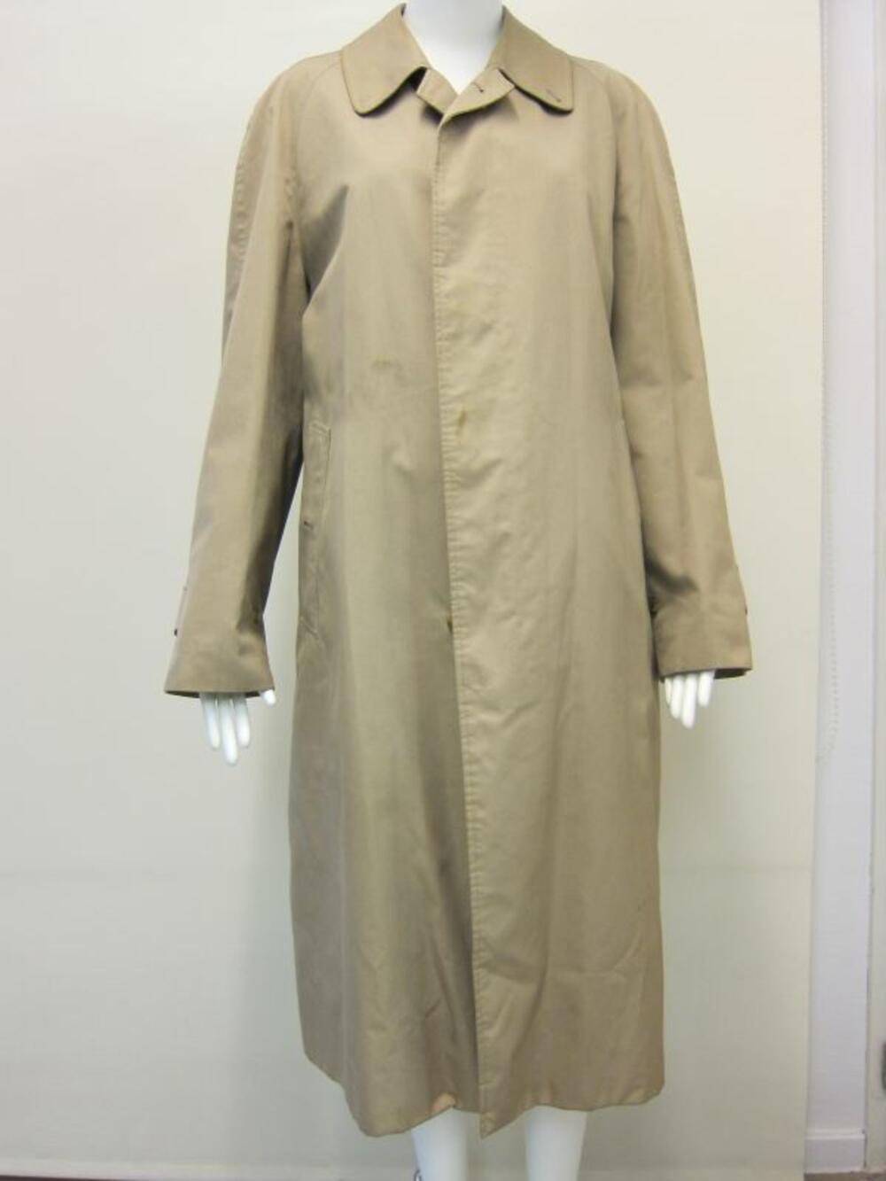 Trenchcoat in het beige met verborgen sluiting, raglanmouwen en grote klepzakken