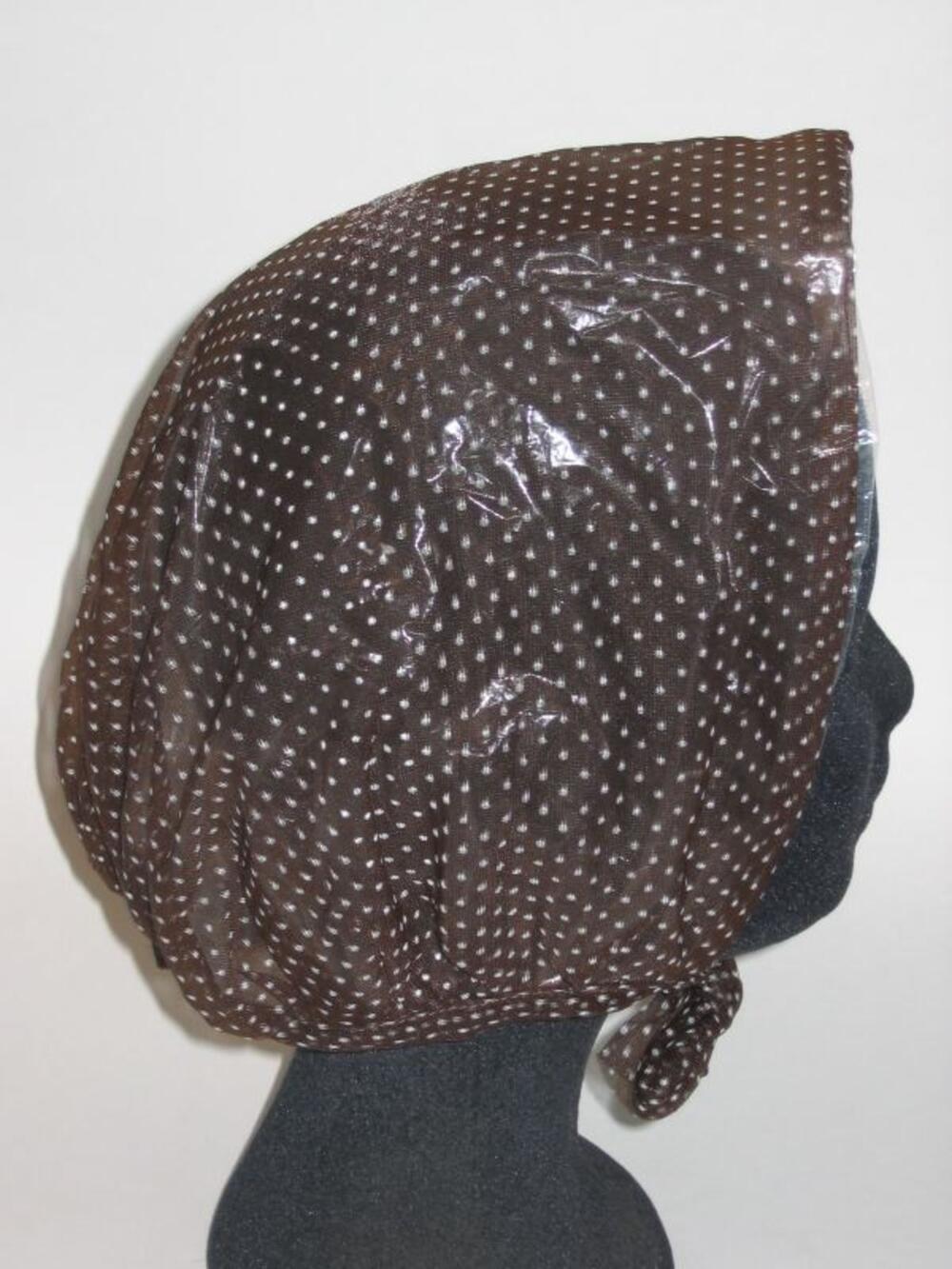 Regenkap in bruine plastic en tricot met patroon van kleine witte stippen