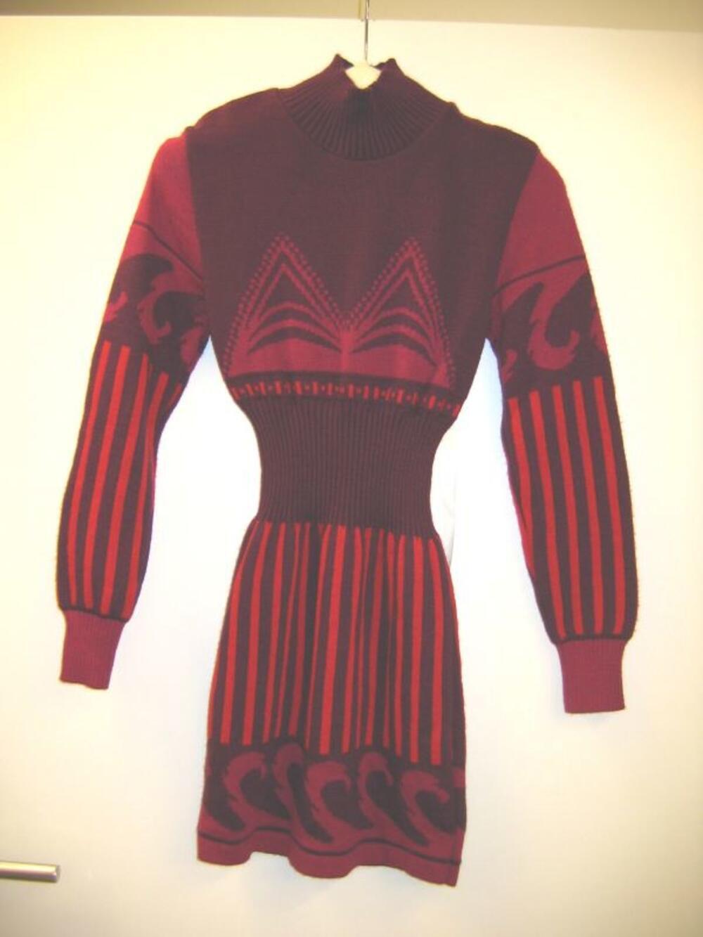 Jurk in rood fuchsia en bordeauxkleurig breiwerk