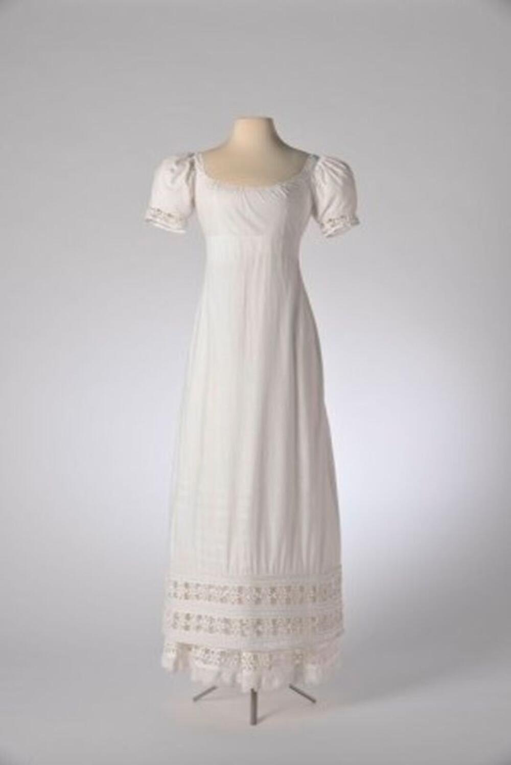 Ensemble bestaande uit witte empirejapon en onderrok