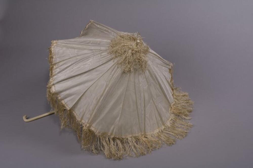 Rijtuigparasol in groenbeige moiré met franjes en een ivoren handvat