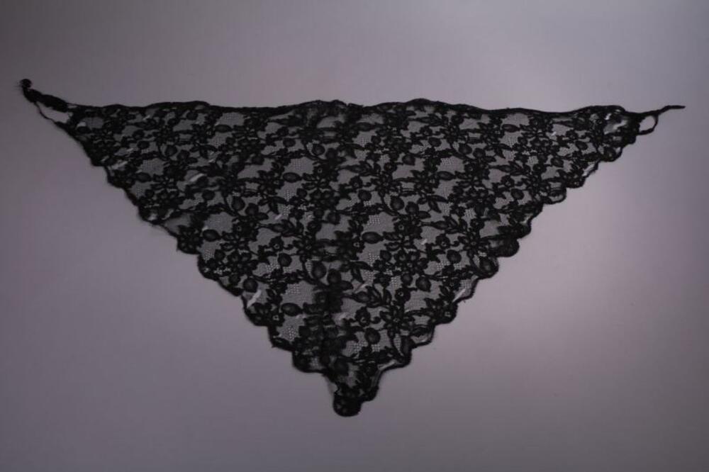 Zwarte driehoekige mantilla in machinale kant