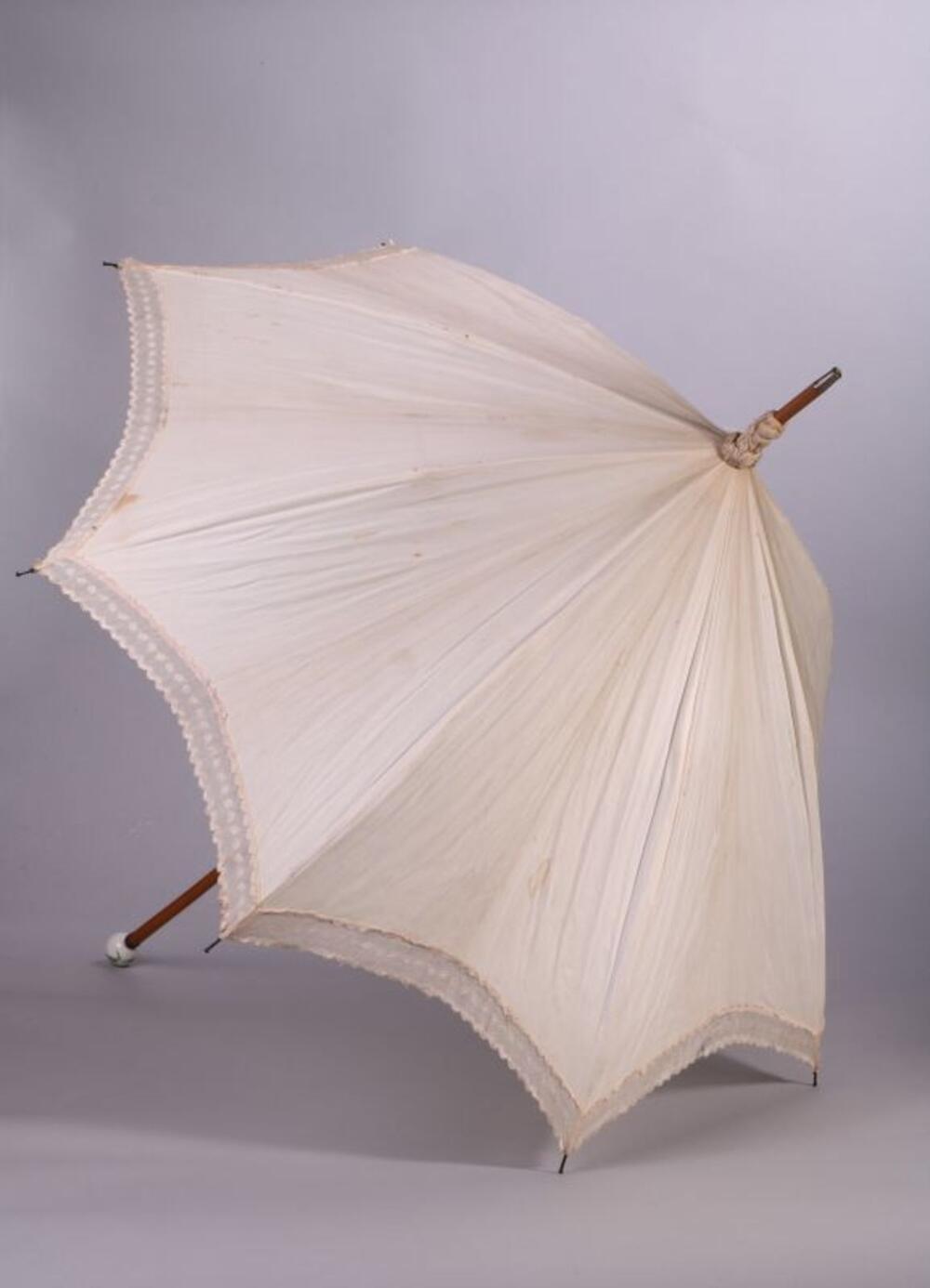 Parasol in ecrukleurige zijde met porseleinen handvat
