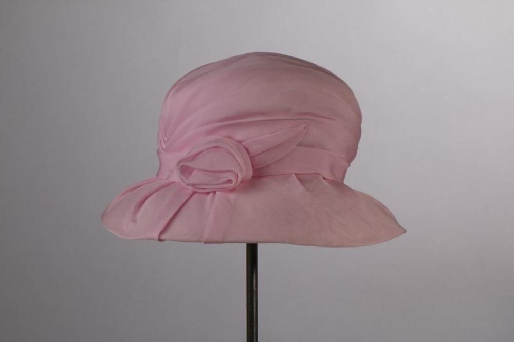 Hoed in gedrapeerde roze synthetische voile met rozet