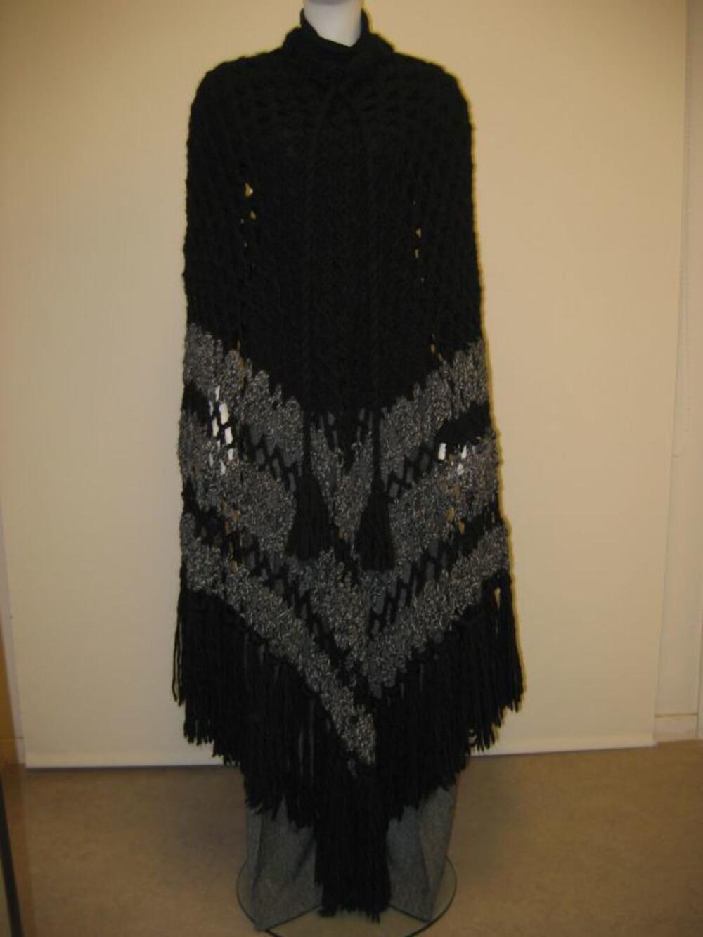 Ensemble bestaande uit broek, poncho en coltrui
