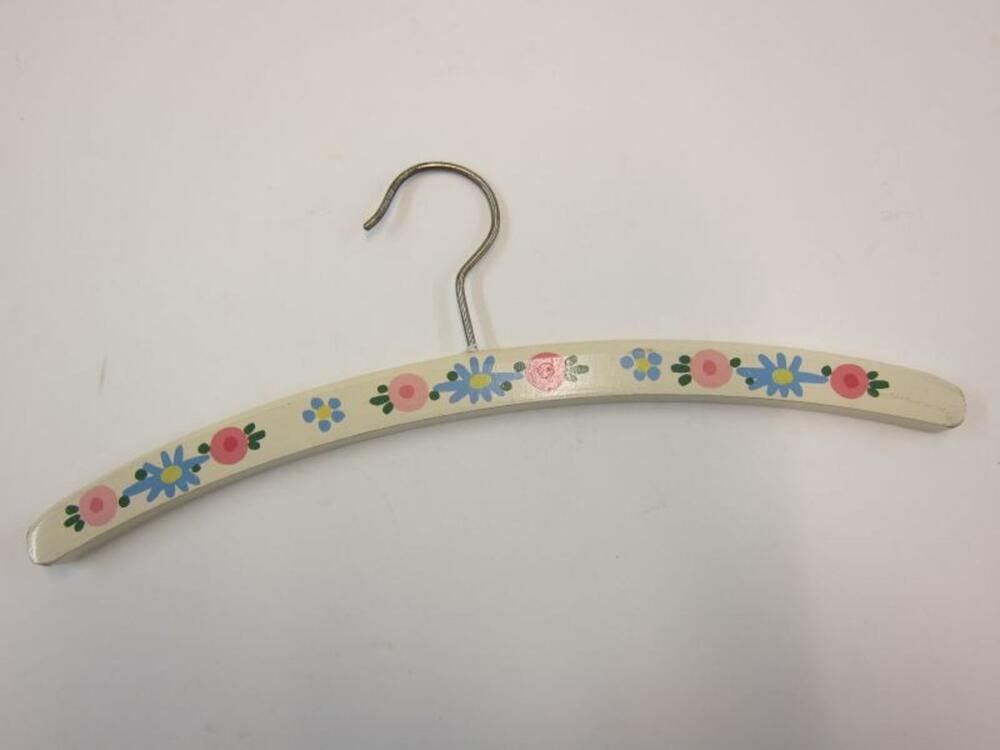 Set met 2 kleerhangers in wit en roze geverfd hout met bloemenversiering