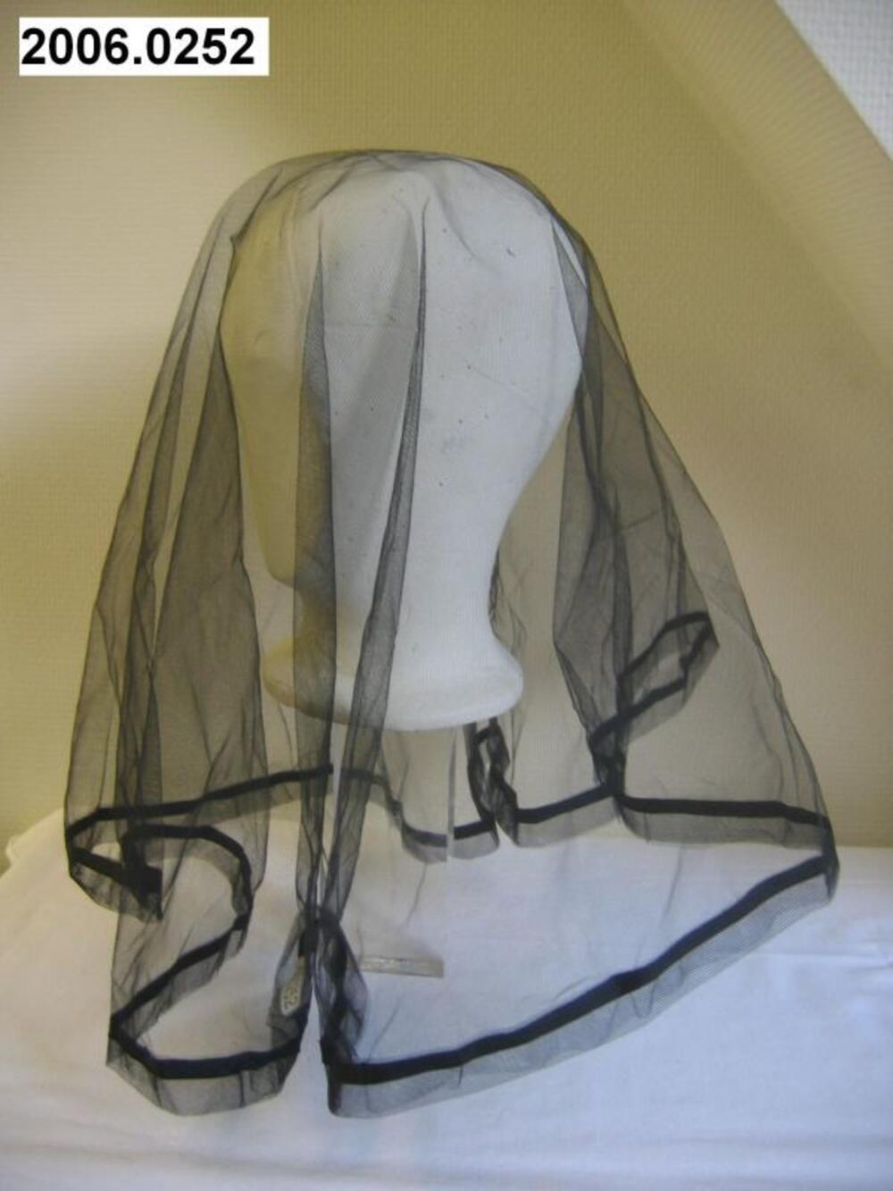 Voile in zwart met opgestikt sierlint