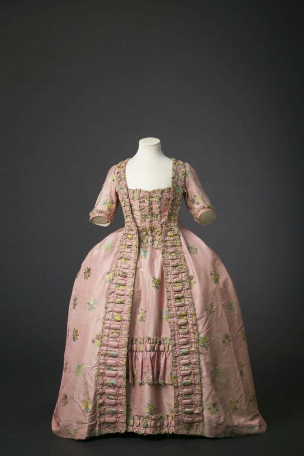 Robe à la française in gestreepte roze zijde met rok