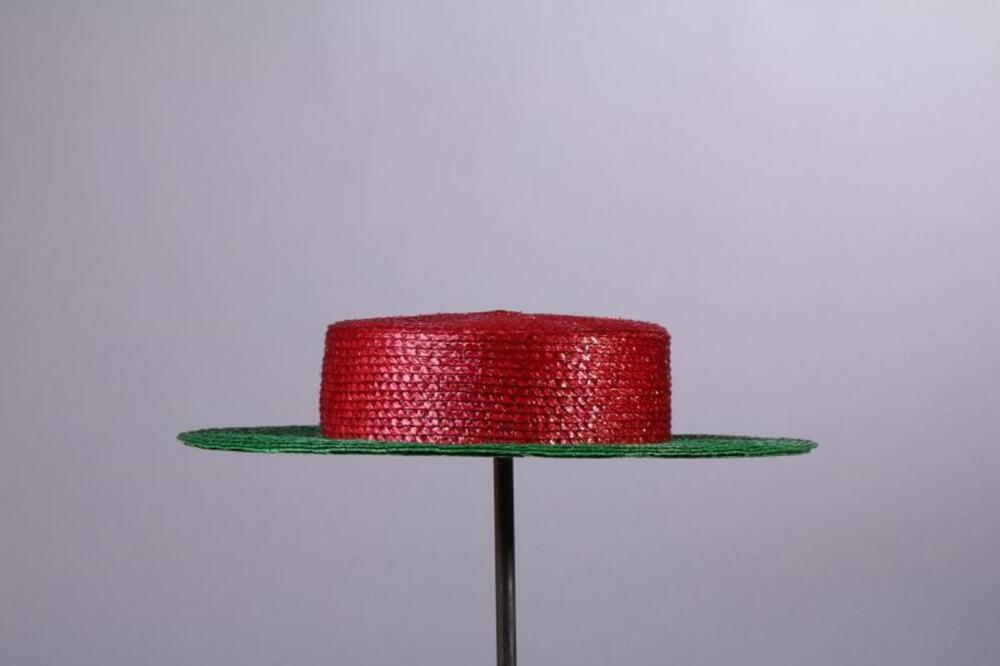 Hoed in rood-groene stro