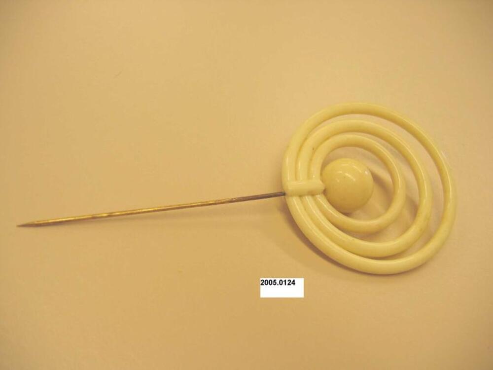 Hoedenspeld in ecrukleurig plastic