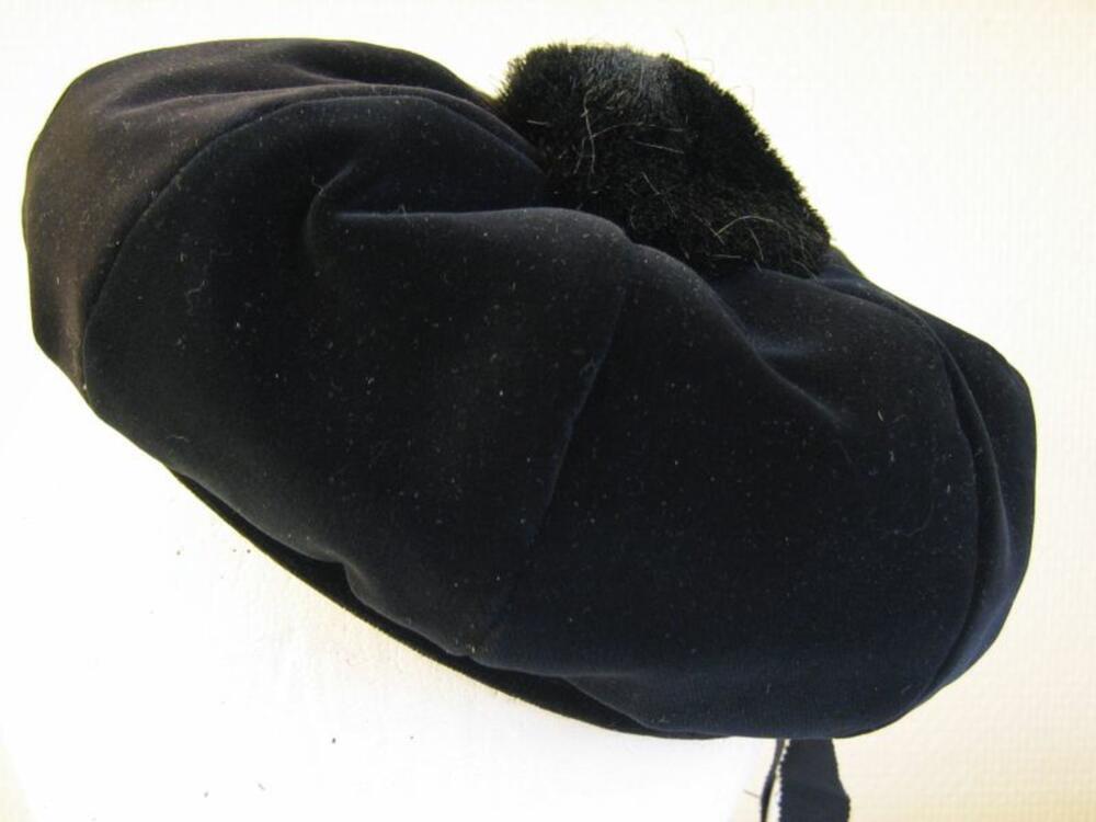 Baret in zwarte fluweel met pompon in zwarte imitatiebont
