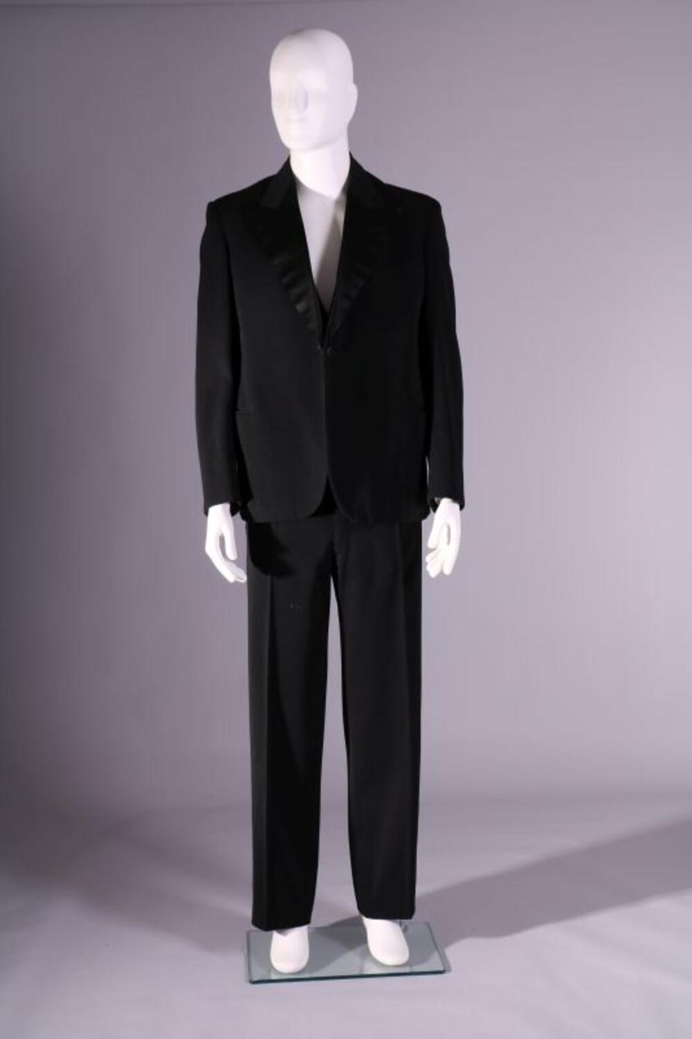 Smoking bestaande uit smokingjasje, gilet en broek in zwart wol
