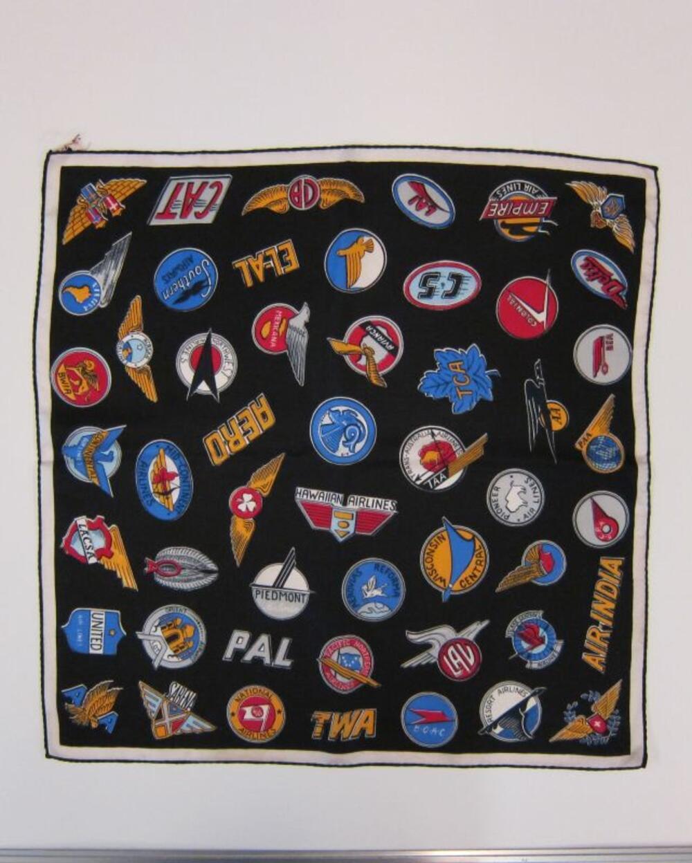Foulard in zwarte zijde met print van pilootinsignes