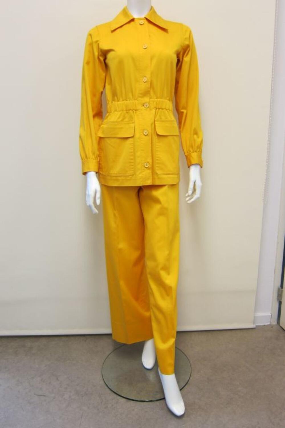 Ensemble bestaande uit vest en broek in gele stof
