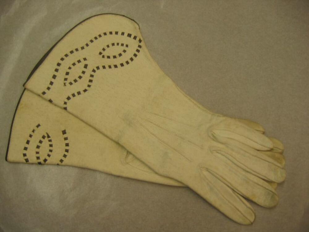 Handschoenen in wit leer met geperforeerde tekening