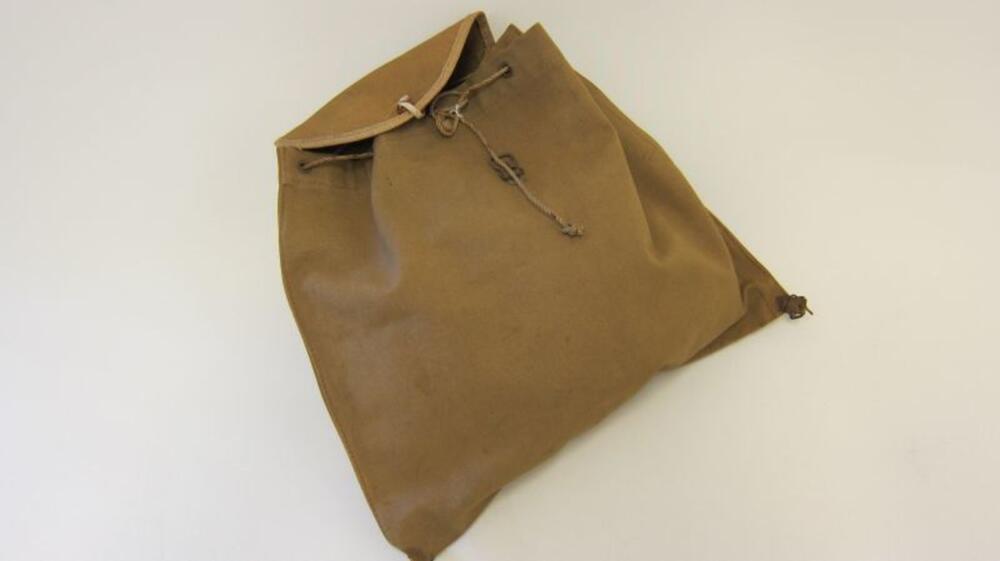 Rugzak in kaki canvas met leren schouderlussen