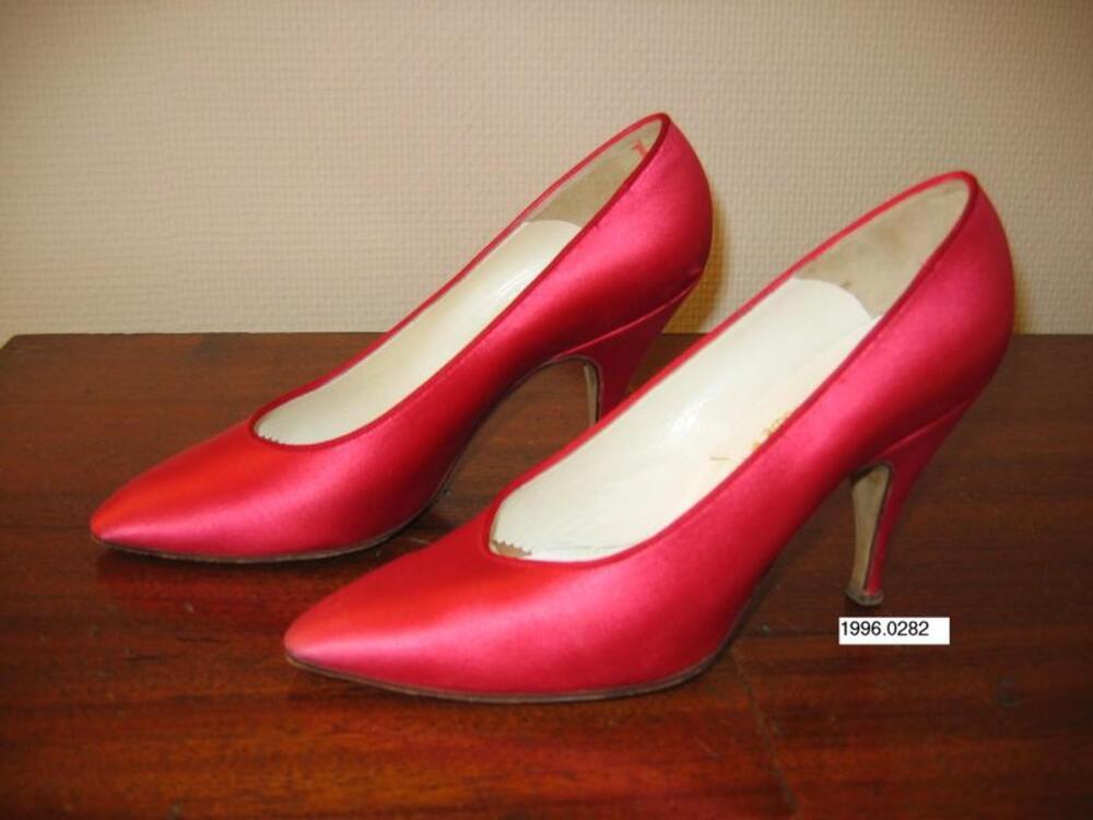 Ensemble bestaande uit pumps in fuchsia satijn met bijpassende handschoenen