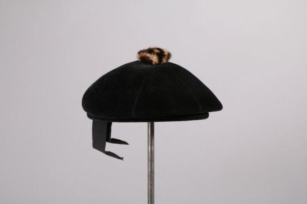 Baret in zwarte fluweel met pelsen pompon