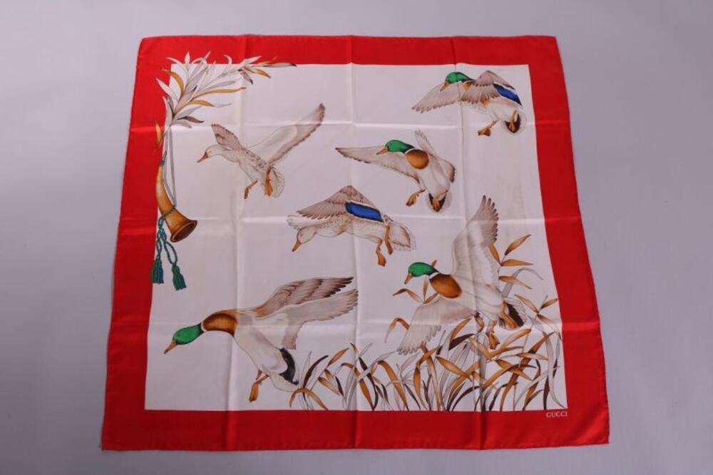 Foulard in rode en ecrukleurige zijde met figuratieve afbeelding