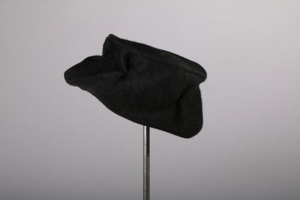 Hoed in zwart geplooide mohair