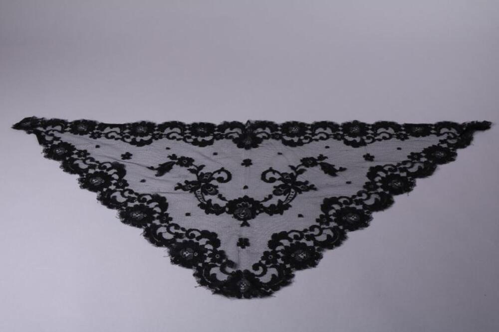 Kleine zwarte mantilla in synthetische kant