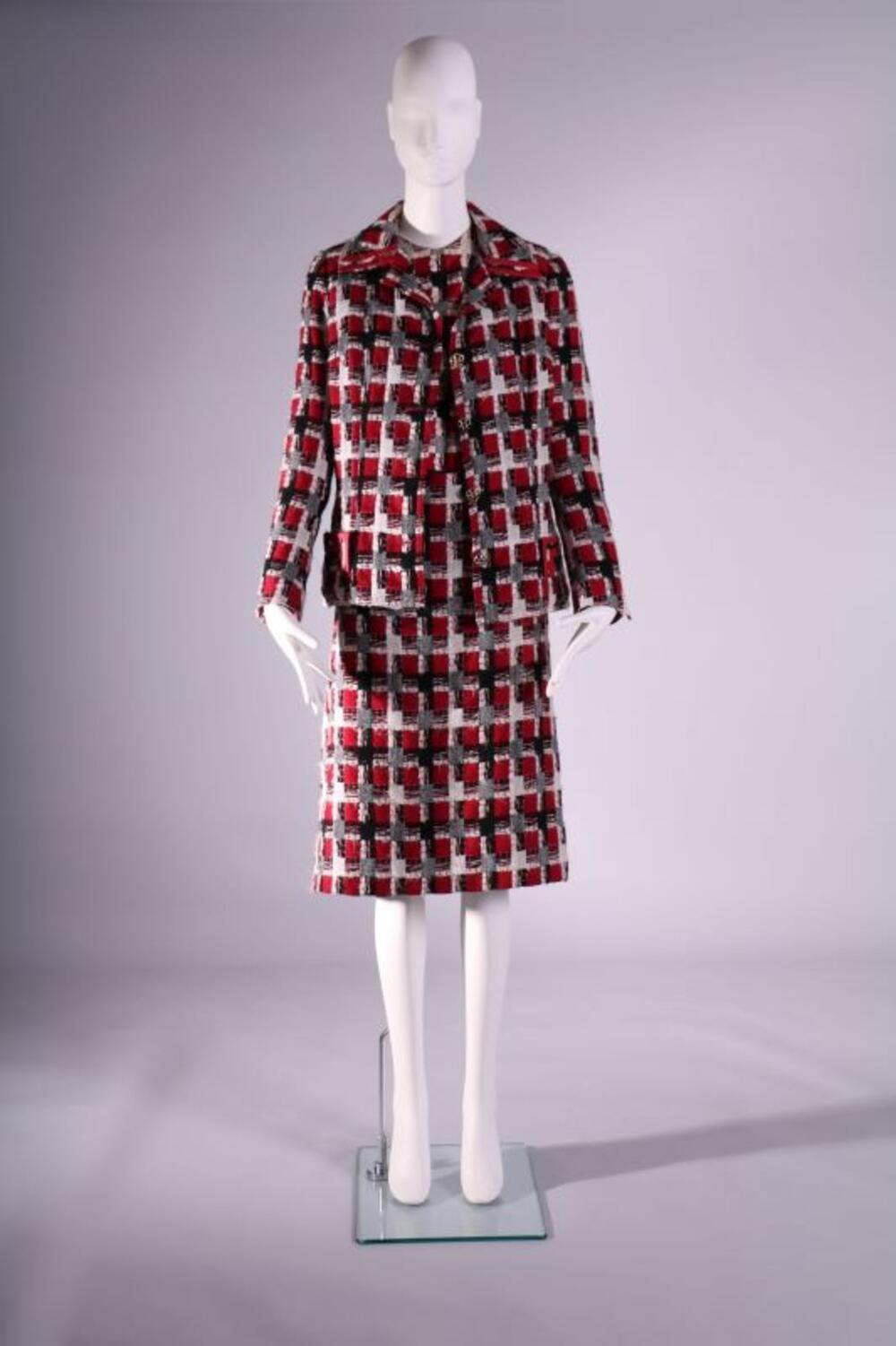 Ensemble bestaande uit een rok en een jasje in bordeaux, zwart en ecru tweed en blouse in bedrukte…