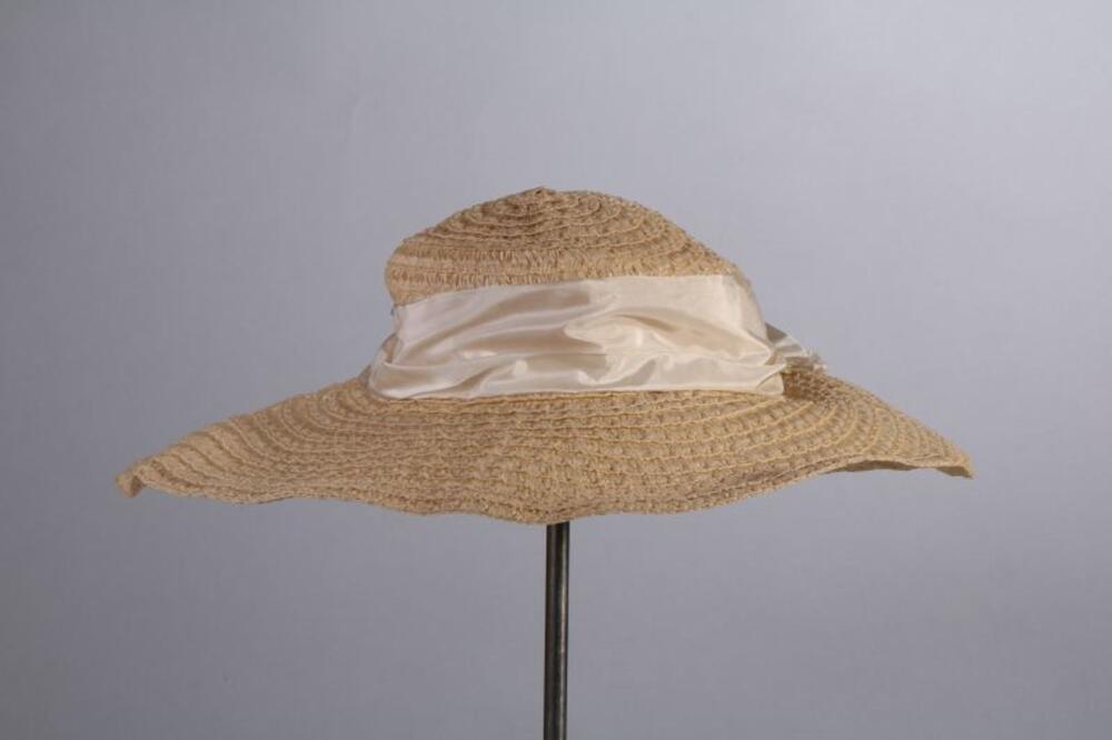 Hoed in ecru raffia met lint in wit satijn