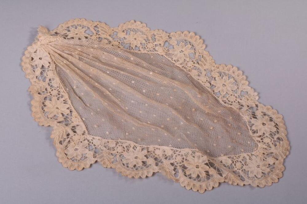 Jabot in ecrukleurig linnen