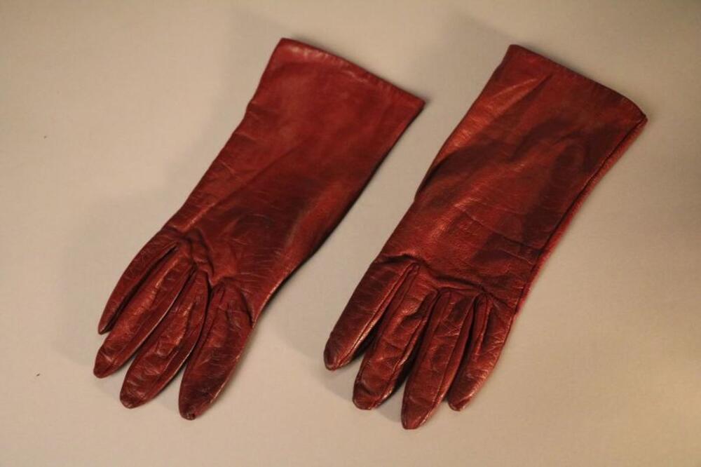 Een paar handschoenen in roodbruin leer