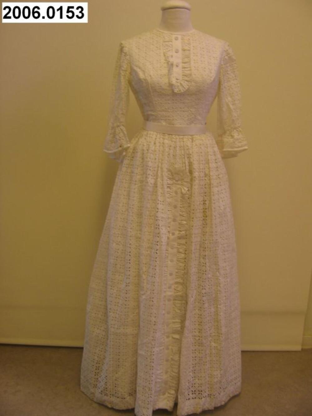 Ensemble bestaande uit witte bruidsjurk, rok, riem en onderjurk