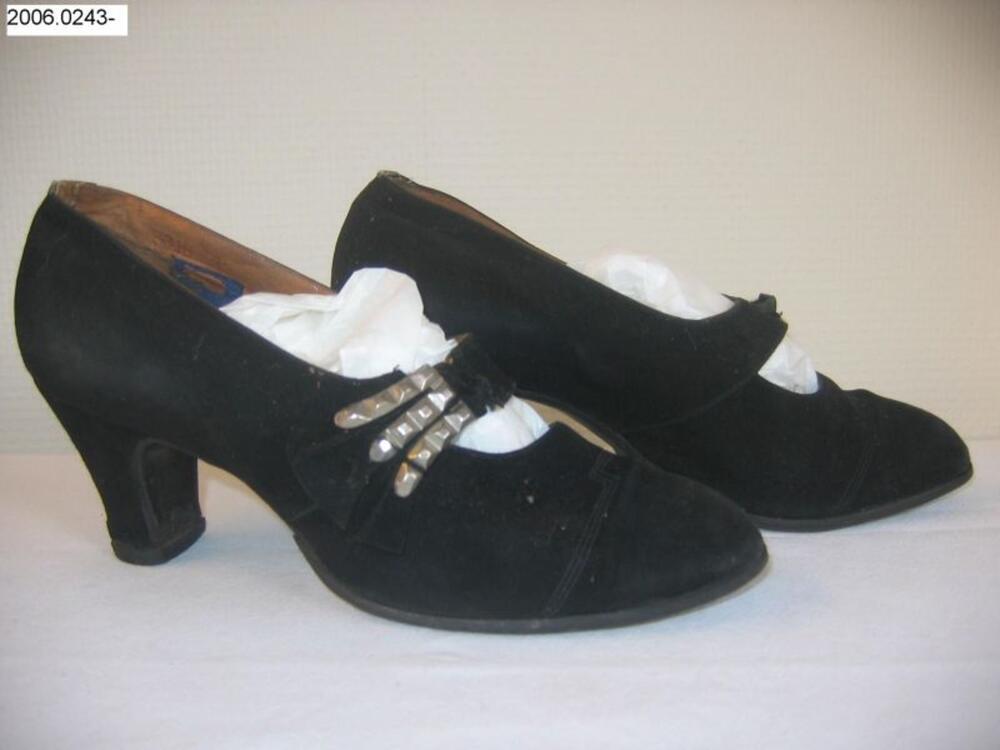 Schoenen in zwarte suède met wreefriem en metalen versiering