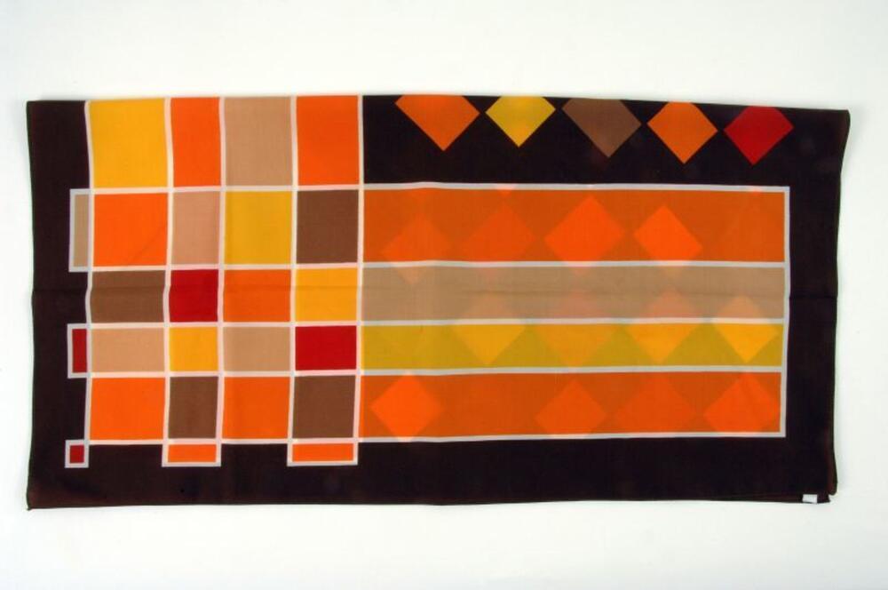 Foulard in bruine synthetische stof met een oranje, gele en rode print