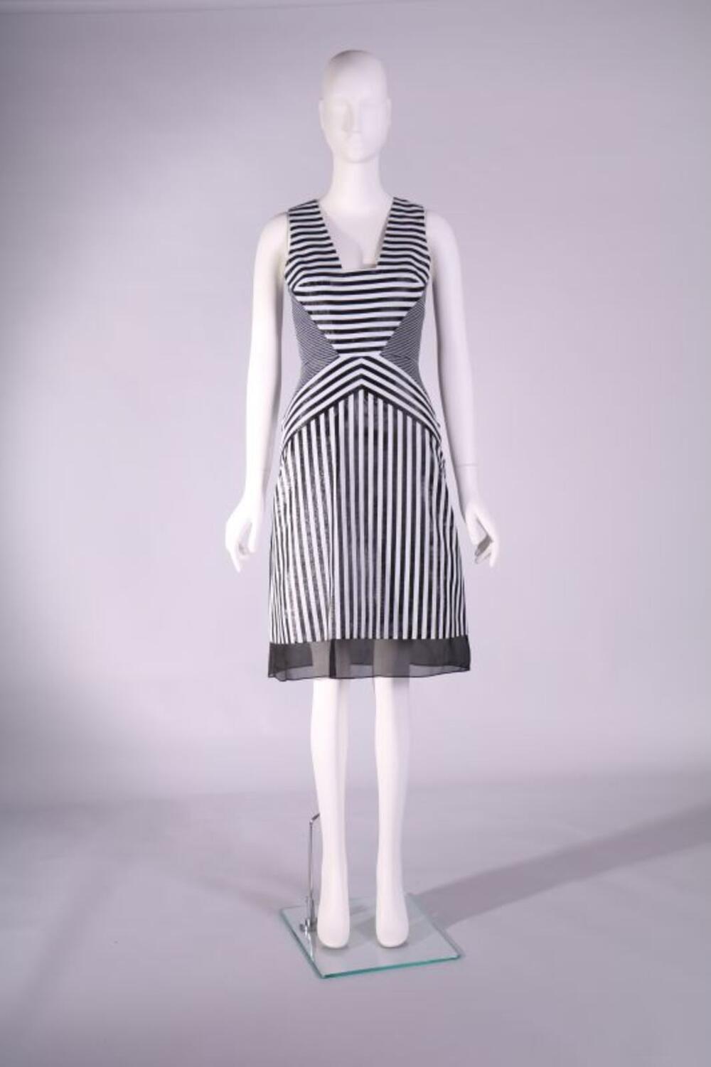 Zwart-wit gestreepte jurk met zwarte organza boord
