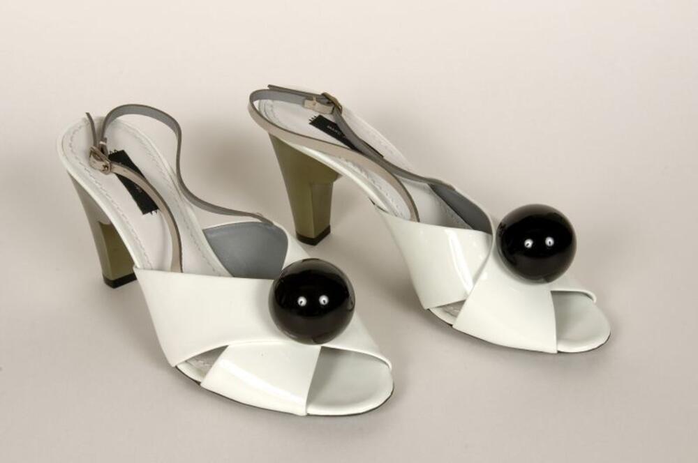 Slingback schoenen in wit lakleer met grote zwarte bol