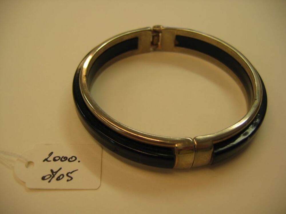 Armband in metaal en zwarte plastic