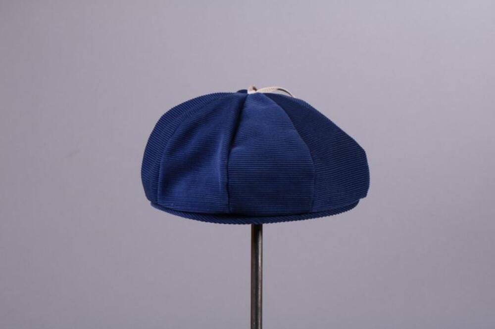 Muts in blauw fluweel