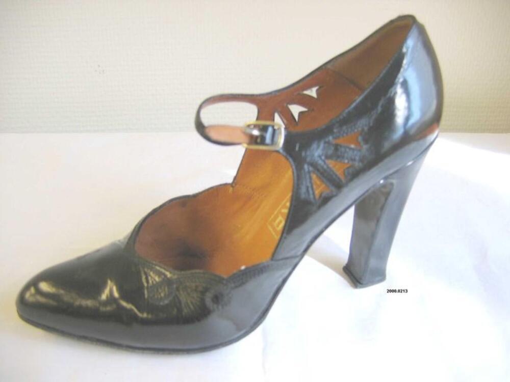 Zwarte leren lakschoenen met riempje over de wreef en gespsluiting