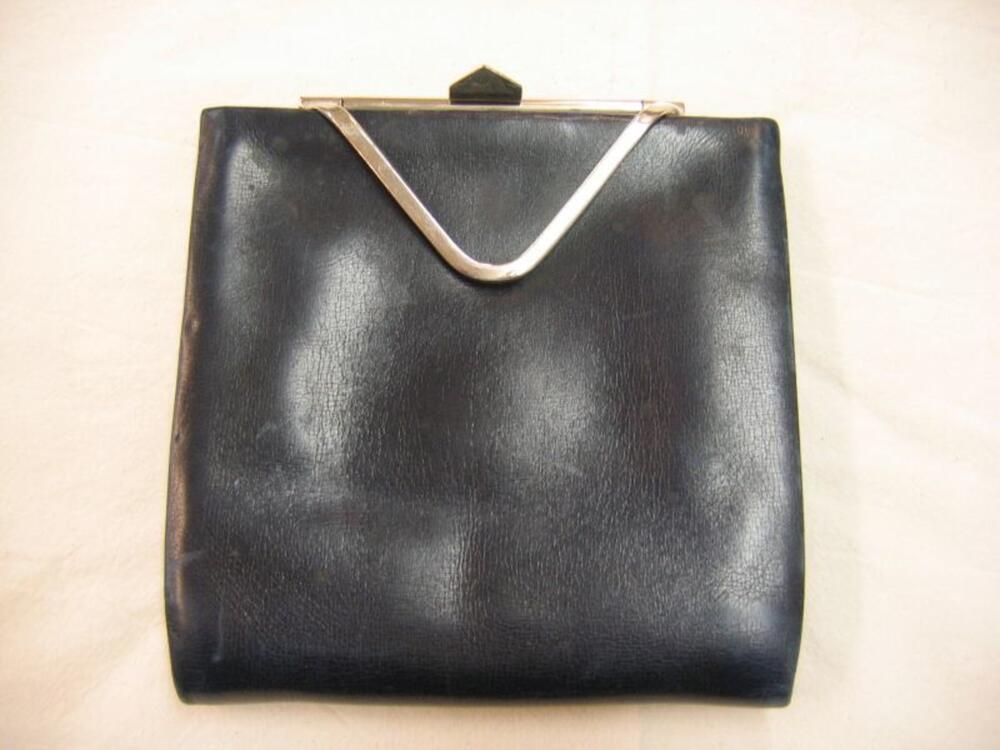 Rechthoekige handtas in blauw leer met witmetalen slot