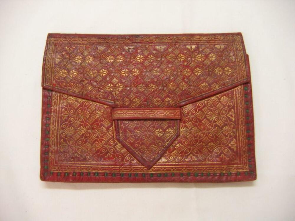 Handtas in rood leer met goudkleurige bedrukking