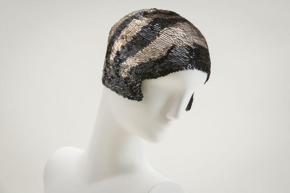 Cloche versierd met zwart- en zilverkleurige pailletten