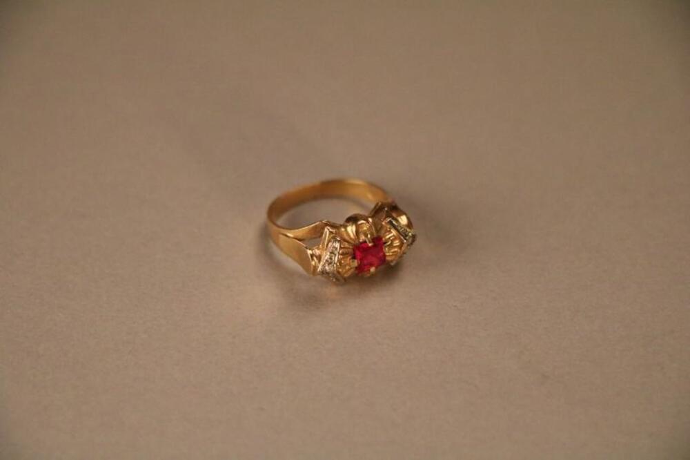 Ring in goud versierd met rode robijn