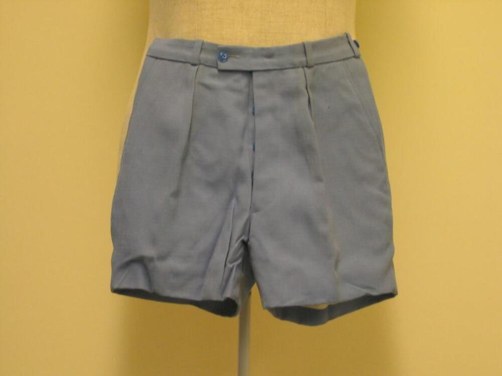 Korte jongensbroek in lichtblauwe synthetische stof