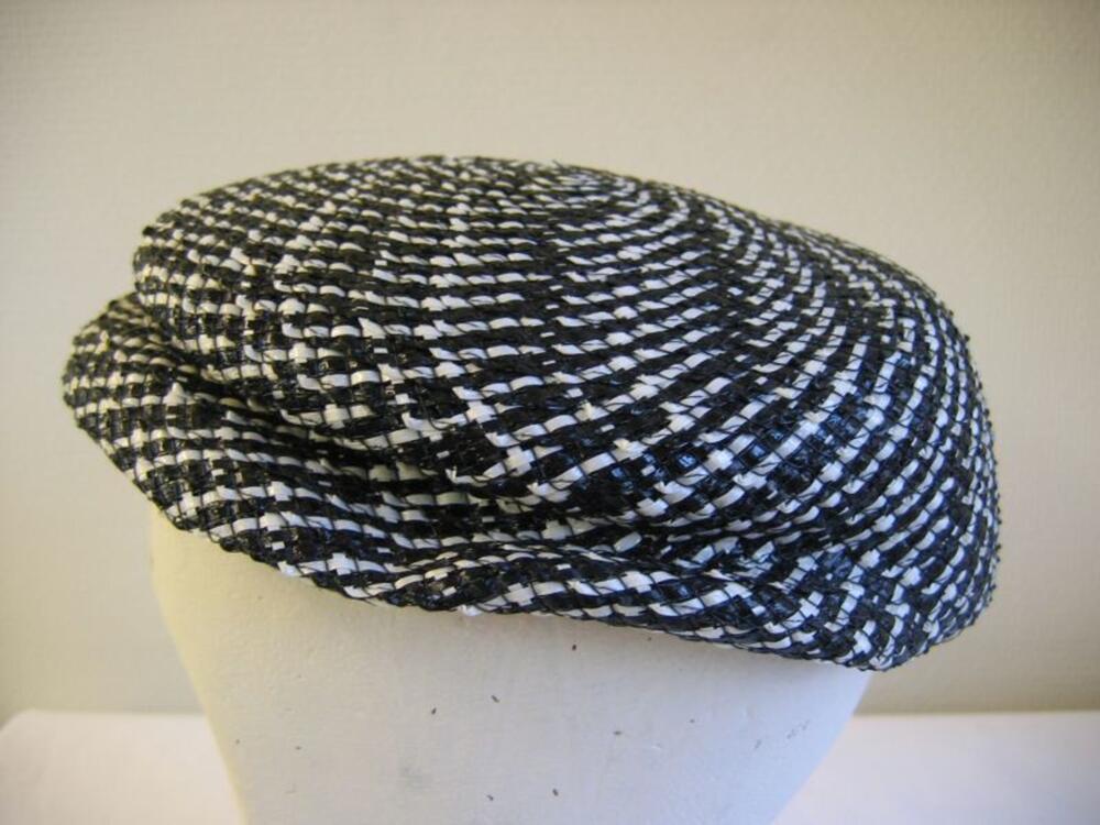 Baret in wit-zwarte raffia