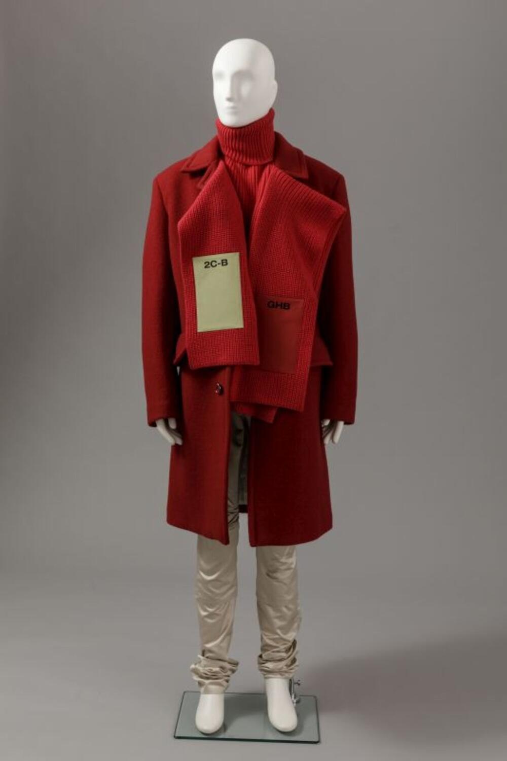 Ensemble bestaande uit mantel met halsaccessoire, broek en coltrui