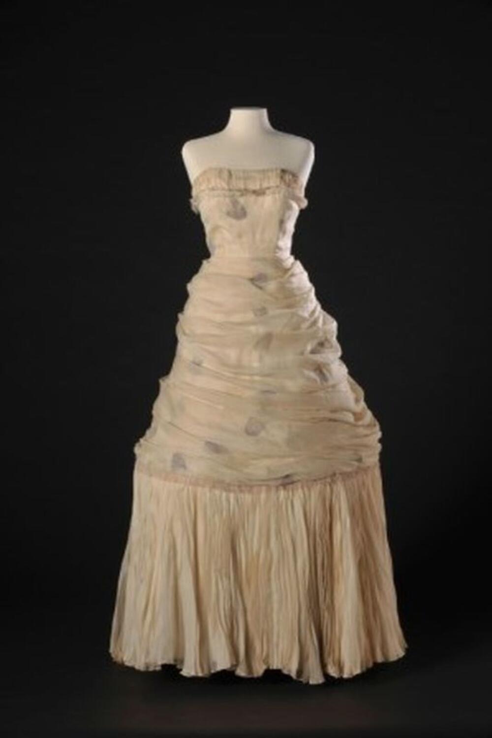 Strapless avondjurk in crèmekleurige zijde